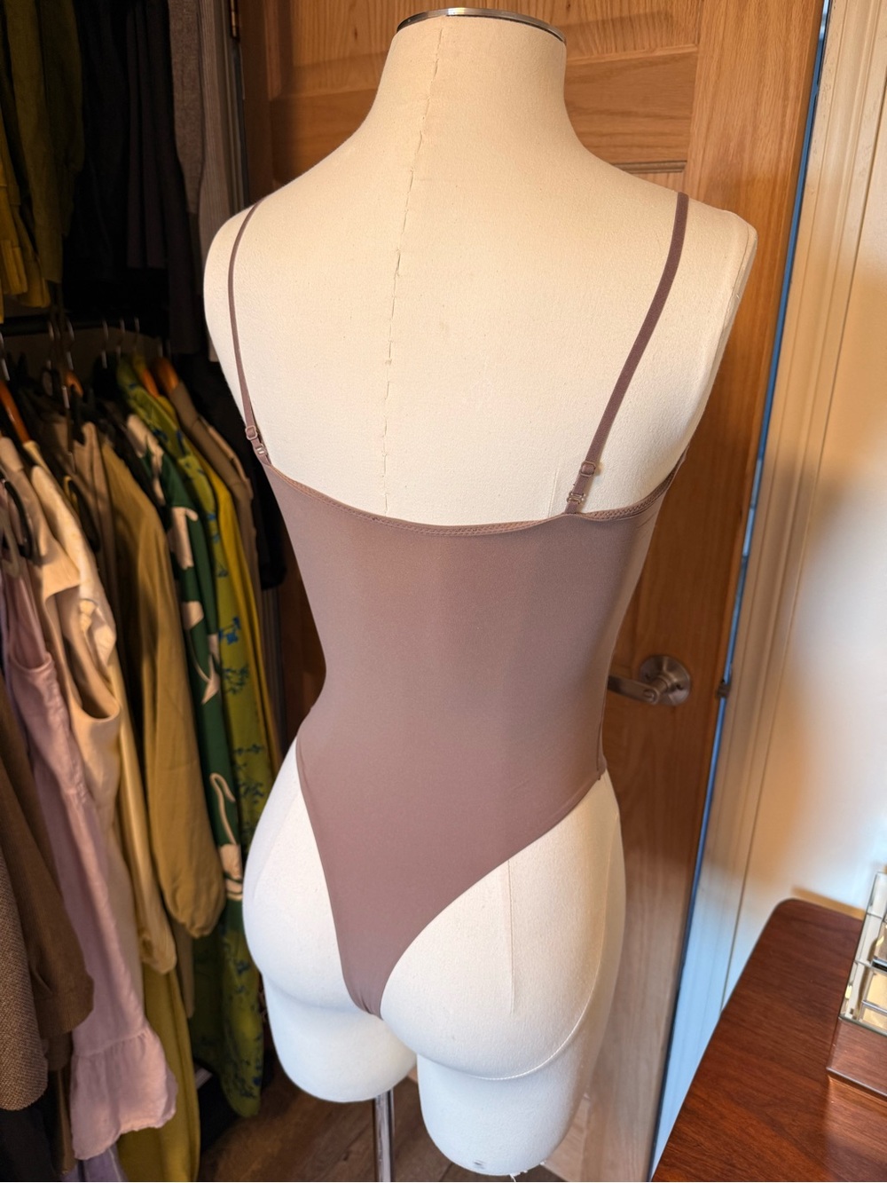 SKIMS Fits Everybody cami Bodysuit in Mauve Brown - Picture 3 of 5